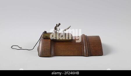 Déverrouillage (Flintlock) sur une culasse factice d'un canon 18-Pounder Cannon.Flint fente sur un modèle en bois d'un canon de 18 livres. La serrure a une maison en laiton avec mécanisme de verrouillage en fer, rooster et Pandekel. La fente est montée sur la longueur du côté droit du durcisseur de serrure, avec une goupille à l'avant et une vis au milieu. PAN et Pandekel sont courts et le durcisseur de verrouillage est configuré pour cette fente. Ce verrou est identique à NG-MC-696. Banque D'Images