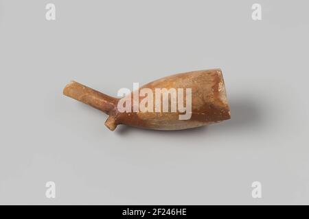 Fragment Pijpenkop avec un morceau de tige de l'épave de l'Inde de l'est Holandia.pipe, Bowl, Healmar: Couronné 47; fragment, 2HSM3. Banque D'Images