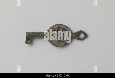 Sleutel van brons.clé en bronze avec tuyau creux, barbe non divisée, anneau avec sept trous et un trou dans le couronnement. Banque D'Images