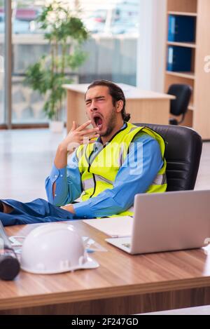 Les jeunes hommes qui travaillent au bureau de l'architecte Banque D'Images