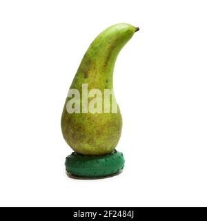 conférence de poire sur la base, magnifiquement courbée, avec tige courte, pelage vert avec beaucoup de taches gris-brun. gros plan. isolé sur fond blanc Banque D'Images