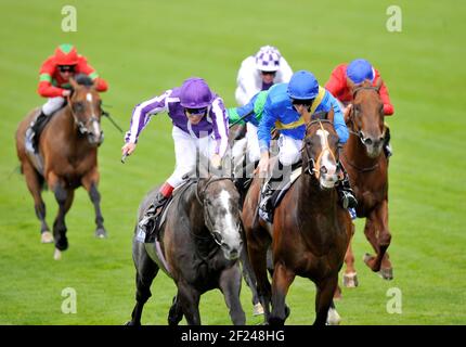 ROYAL ASCOT 2009. 1er JOUR. 16/6/09. LES PIQUETS DU PALAIS ST JAMES. JONNY MURTAGH SUR MASTERCRAFSMAN (À GAUCHE) GAGNE LA PHOTO DAVID ASHDOWN Banque D'Images