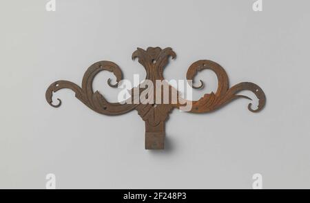 Hengsel van vertind ijzer met bladmotieven.handle handle handle handle. Au bas d'une grande ouverture ronde d'une charnière. De là, deux motifs de feuilles symétriques, qui vont à la fin se divisent en deux volutes. Banque D'Images