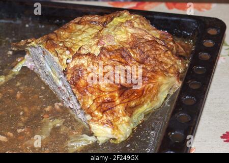 Pain de viande avec oeufs dans les feuilles de chou de Savoie. Dernière moitié, sur la plaque de cuisson, dans son propre jus Banque D'Images