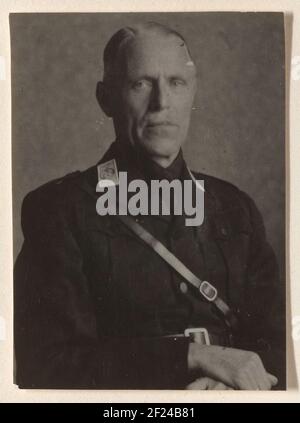 Portrait d'un membre de la NSB; NSB.Portret d'un membre de la NSB. Sur son col un élément distinctif qui ressemble au Front agricole néerlandais. C'est un homme plus âgé avec moustache, pommes de tête. Banque D'Images