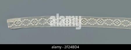 Tussenzetsel van machinale kant met keten van gestileerde ronde bloemen.machine côté intermédiaire: Machine côté Valenciennes. Le motif répétitif consiste en une succession de deux fleurs rondes stylisées différentes avec un sol plus grossier et plus fin d'usinage des flocons de neige comme coeur de fleur. Une fleur se compose de huit pétales ronds libres qui forment un cercle. L'autre fleur se compose d'un cercle de huit motifs semi-circulaires reliés. Les motifs semblent être faits en linselag avec des bords ajourés. Ils sont reliés par un sol d'usinage. Banque D'Images