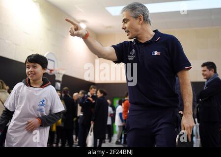 Jean-Philippe Gatien joue au tennis de table pendant la semaine olympique et paralympique au Collège Dora Maar, à Saint Denis, France, le 4 février 2019 - photo Philippe Millereau / KMSP / DPPI Banque D'Images