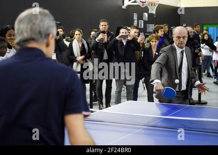 Le ministre français de l'éducation nationale Jean-Michel Blanquer et Jean-Philippe Gatien jouent au tennis de table pendant la semaine olympique et paralympique au Collège Dora Maar, à Saint Denis, France, le 4 février 2019 - photo Philippe Millereau / KMSP / DPPI Banque D'Images