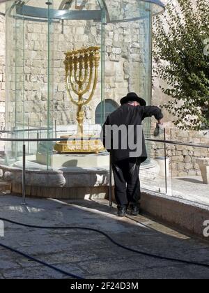 La Menorah d'or dans le quartier juif de Jérusalem Banque D'Images