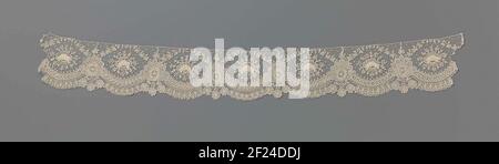 Stroik naaldkant met hangende hartjes.Strip dentelle conifères de couleur naturelle: Bruxelles mesh Side. La répétition se compose de grands abris semi-circulaires formés les uns par les autres des c-volutes couchés. Au-dessus de chaque tout est une rose avec un rayon de petites brindilles avec des baies. Les points de commutation entre les volutes sont formés de médaillons ovales, qui sont décorés d'une couronne de feuilles. De la couronne de feuilles un pendule fin qui passe sur la rose avec un arc au médaillon suivant. Le bord incliné est formé par des feuilles pendantes en forme de coeur sous les volutes entrecoupées par trois pâquerettes dépendantes u Banque D'Images