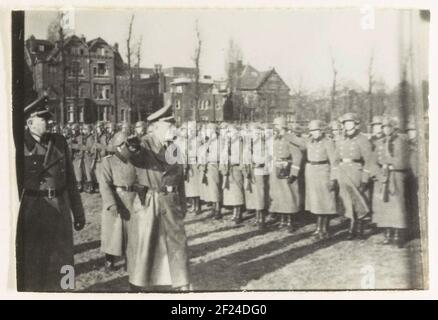 Soldats allemands et Seyss-Inquart; NSB.A reste des soldats allemands dans une ville. De hauts soldats allemands les longent, on apporte le salut d'Hitler. C'est probablement SEYSS INQUART. Banque D'Images