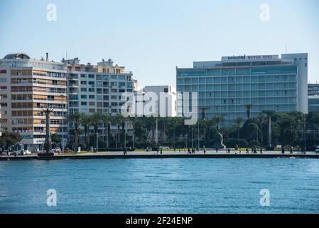 Vue de la mer de la place de la République en face de Izmir Swissotel. Banque D'Images