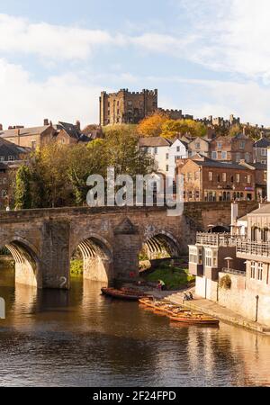 Vue d'automne sur la ville de Durham, le donjon du château et le pont Elvet sur le port de la rivière, Co. Durham, Angleterre, Royaume-Uni Banque D'Images