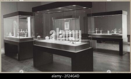 Salle avec divers objets dans des vitrines, y compris une CAN avec une échelle et des tasses; exposition de l'aube de l'âge d'or .. Banque D'Images