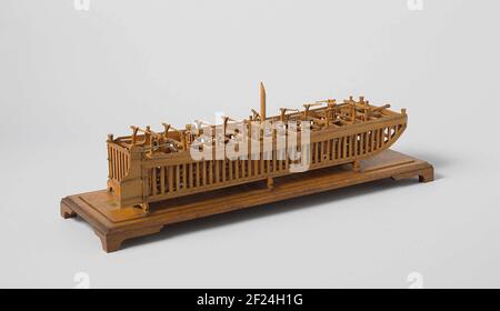 Modèle d'un bateau à dos de chameau. Modèle de construction à partir du chameau d'un petit navire, sur une planche de base. La peau a été omise. La coque rectangulaire a un arc plat semblable à la praam. Le chameau a seize pompes en deux rangées, deux capstanes et deux beting, une poutre de robinet à l'arc, et quatre ponts à grande vitesse, servis avec des clés de pont supérieur de type tarière, pour laisser le chameau fonctionner plein. Au milieu se trouve un morceau de mât, contre les deux arrière et en remuant droit, mais un seul grand remuer a été conservé. Banque D'Images