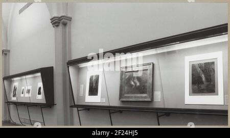 Salle avec divers objets dans des vitrines; exposition Art, savoir et Commerce.in les œuvres de vitrine avant par Odilon Redon: Paysage de forêt, Apollo voiture et Paysage. Banque D'Images