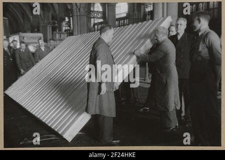 Evacuatie van schuttersstukken en 1939; Evacuatie van het Rijksmuseum vanwege oorlogsdreiging, augustus - novembre 1939.UN cercueil avec une pièce de tir est soulevé par un groupe d'hommes dans le tour inférieur. En 1939, l'évacuation de nombreux cas a eu lieu dans le cadre de la menace de guerre. Le musée était fermé. Banque D'Images