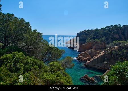 Magnifique paysage naturel avec des rochers et la mer Méditerranée depuis le Camino de Ronda sur la Costa Brava en Catalogne, Espagne. Banque D'Images