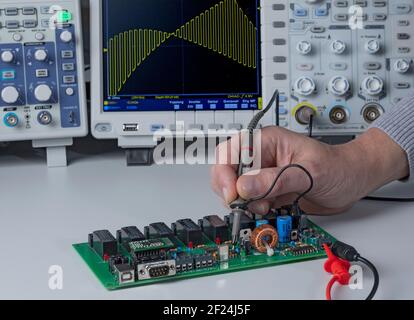 Détail des travaux électroniques sur un banc de travail en laboratoire Banque D'Images