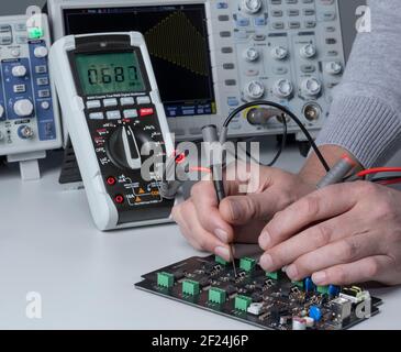 Détail des travaux électroniques sur un banc de travail en laboratoire Banque D'Images