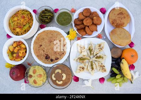 Farali vrat thaali articles maison Rajgira sheera, paratha, puri bhajiya ou pakoda. Sabudanaflus dhokla blanc, patate douce au dessert halwa, mélange de falahar Banque D'Images