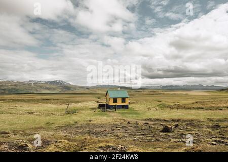 Une maison colorée isolée dans le paysage sauvage d'Islande vide - pas de voisins - maison isolée - vie isolée éloignée - maison en paysage Banque D'Images