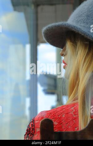 Mannequin en vitrine Banque D'Images