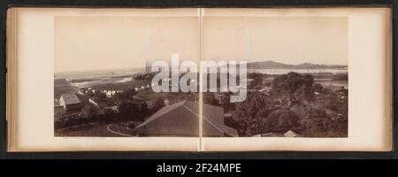 Gezicht op gebouwen en de omgeving van de Tanjong Pagar Dock Co. Ltd. À Singapour; Panorama de cinq feuilles tirées du bungalow du gérant.Panorama composé de cinq gravures. La deuxième impression est divisée sur les pages gauche et droite de la photo RP-F-F01140-Z. Partie de l'album photo de la Tanjong Pagar Dock Co. Ltd. À Singapour. Banque D'Images
