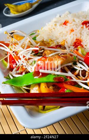 Poulet aigre-doux et frit avec des légumes Banque D'Images