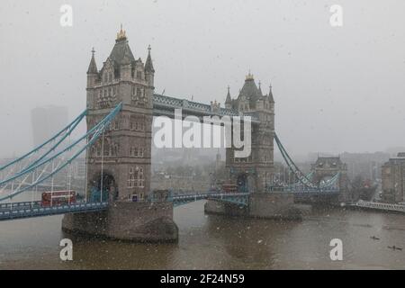 Angleterre, Londres, Tower Bridge et la City of London Skyline in the Snow Banque D'Images