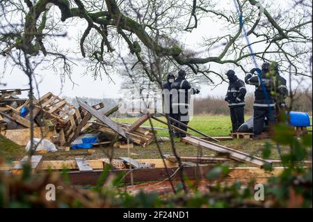 Great Missenden, Buckinghamshire, Royaume-Uni. 10 mars 2021. Le NET détruire le camp cuisined. Tôt ce matin, HS2 Ltd et l'équipe nationale d'expulsion ont expulsé les activistes Stop HS2 du camp de protestation Save Leather Lane. HS2 couperait des membres des chênes dont certains avaient clairement des cafouilles potentielles ainsi que détruisant des haies pour mettre en place une barrière de sécurité élevée. Les gens du coin sont furieux que HS2 soit maintenant tombé 14 ou plus de ces magnifiques chênes très appréciés. La très controversée liaison ferroviaire High Speed 2 de Londres à Birmingham est en train de sculpter une énorme cicatrice à travers les Chilterns qui est un AONB. Banque D'Images