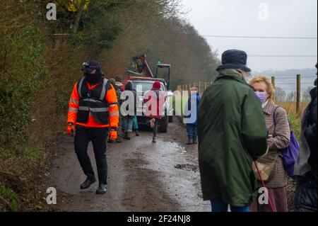 Great Missenden, Buckinghamshire, Royaume-Uni. 10 mars 2021. Tôt ce matin, HS2 Ltd et l'équipe nationale d'expulsion ont expulsé les activistes Stop HS2 du camp de protestation Save Leather Lane. HS2 couperait des membres des chênes dont certains avaient clairement des cafouilles potentielles ainsi que détruisant des haies pour mettre en place une barrière de sécurité élevée. Les gens du coin sont furieux que HS2 soit maintenant tombé 14 ou plus de ces magnifiques chênes très appréciés. La très controversée liaison ferroviaire High Speed 2 de Londres à Birmingham est en train de sculpter une énorme cicatrice à travers les Chilterns qui est un AONB. Crédit : Maureen McLean/Alay Live Banque D'Images