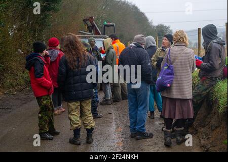 Great Missenden, Buckinghamshire, Royaume-Uni. 10 mars 2021. Tôt ce matin, HS2 Ltd et l'équipe nationale d'expulsion ont expulsé les activistes Stop HS2 du camp de protestation Save Leather Lane. HS2 couperait des membres des chênes dont certains avaient clairement des cafouilles potentielles ainsi que détruisant des haies pour mettre en place une barrière de sécurité élevée. Les gens du coin sont furieux que HS2 soit maintenant tombé 14 ou plus de ces magnifiques chênes très appréciés. La très controversée liaison ferroviaire High Speed 2 de Londres à Birmingham est en train de sculpter une énorme cicatrice à travers les Chilterns qui est un AONB. Crédit : Maureen McLean/Alay Live Banque D'Images