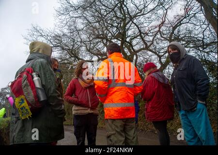 Great Missenden, Buckinghamshire, Royaume-Uni. 10 mars 2021. Tôt ce matin, HS2 Ltd et l'équipe nationale d'expulsion ont expulsé les activistes Stop HS2 du camp de protestation Save Leather Lane. HS2 couperait des membres des chênes dont certains avaient clairement des cafouilles potentielles ainsi que détruisant des haies pour mettre en place une barrière de sécurité élevée. Les gens du coin sont furieux que HS2 soit maintenant tombé 14 ou plus de ces magnifiques chênes très appréciés. La très controversée liaison ferroviaire High Speed 2 de Londres à Birmingham est en train de sculpter une énorme cicatrice à travers les Chilterns qui est un AONB. Crédit : Maureen McLean/Alay Live Banque D'Images