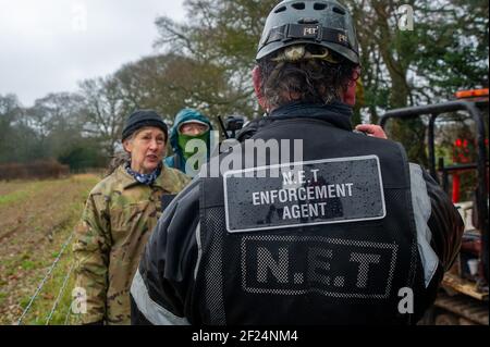 Great Missenden, Buckinghamshire, Royaume-Uni. 10 mars 2021. Tôt ce matin, HS2 Ltd et l'équipe nationale d'expulsion ont expulsé les activistes Stop HS2 du camp de protestation Save Leather Lane. HS2 couperait des membres des chênes dont certains avaient clairement des cafouilles potentielles ainsi que détruisant des haies pour mettre en place une barrière de sécurité élevée. Les gens du coin sont furieux que HS2 soit maintenant tombé 14 ou plus de ces magnifiques chênes très appréciés. La très controversée liaison ferroviaire High Speed 2 de Londres à Birmingham est en train de sculpter une énorme cicatrice à travers les Chilterns qui est un AONB. Crédit : Maureen McLean/Alay Live Banque D'Images