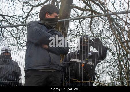 Great Missenden, Buckinghamshire, Royaume-Uni. 10 mars 2021. Un local dégoûté surveillé par le NET. Tôt ce matin, HS2 Ltd et l'équipe nationale d'expulsion ont expulsé les activistes Stop HS2 du camp de protestation Save Leather Lane. HS2 couperait des membres des chênes dont certains avaient clairement des cafouilles potentielles ainsi que détruisant des haies pour mettre en place une barrière de sécurité élevée. Les gens du coin sont furieux que HS2 soit maintenant tombé 14 ou plus de ces magnifiques chênes très appréciés. La très controversée liaison ferroviaire High Speed 2 de Londres à Birmingham est en train de sculpter une énorme cicatrice à travers les Chilterns qui est une Banque D'Images