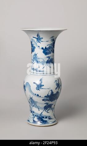 Vase Baluster avec cerfs et grues dans un paysage d'eau.vase en porcelaine en forme de Baluster avec une bouche en trompette, peint en bleu sous-glaçure. Sur le mur un paysage de rivière avec deux cerfs, une grue volante et un sur une branche d'une crème de douleur. La même décoration sur le cou. Le bord extérieur avec une bande avec des motifs de nuage. Le fond avec un double cercle. Bleu blanc. Banque D'Images