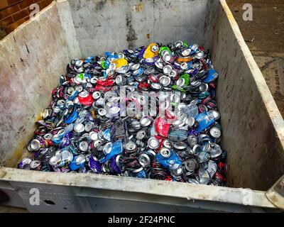 Évitez les boîtes de boissons en conserve en attente de recyclage Banque D'Images