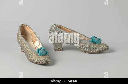 Paire de chaussures pour femmes avec motif paon-plumes.Chaussures pour femmes en brocart de soie bleu avec fil doré et motif paon plumes. Modèle: Nez arrondi, feuille d'un bout de brocart. L'avant du talon s'abaisse. Le côté et l'arrière du talon sont légèrement ajustés et recouverts de brocart bleu. Le talon est recouvert d'un cuir marron sur le rabat arrière. Rabat arrière en cuir avec huit clous sur le talon tiré et la semelle en cuir. Partie arrière de la feuille doublée de cuir blanc ivoire. Talon doublé de velours beige. Avant doublé de feuilles de lin blanc ivoire. L'semelle intérieure est en blanc ivoire. Décor Banque D'Images