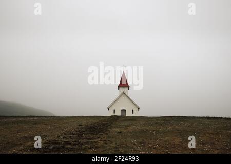 La petite église Breidavik et les marches dans le bas sombre Cloud Islande paysage des Westfjords - le minimalisme de l'islande Banque D'Images