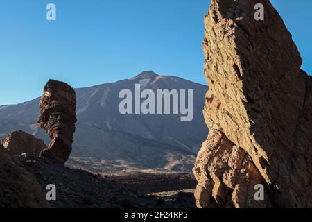 Volcan Teide sur Tenerife, Espagne, vue à travers les formations rocheuses Banque D'Images