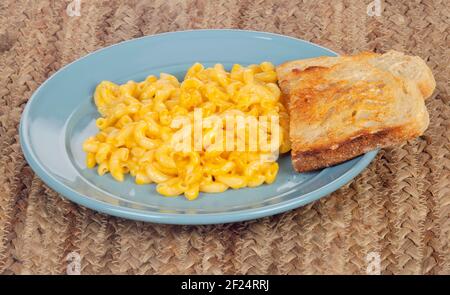 Assiette de macaroni au fromage Vegan avec pain Sourdough Banque D'Images