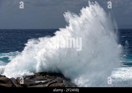 Martèlement des vagues de la côte de Capo Testa Sardaigne Banque D'Images