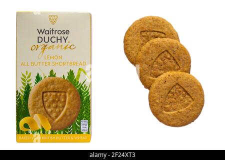 Boîte de pain sablé au beurre et au citron biologique duché de Waitrose ouverte avec trois biscuits retirés pour montrer le contenu isolé sur blanc arrière-plan Banque D'Images