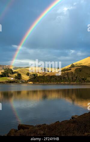 Double arc-en-ciel sur la péninsule d'Otago Banque D'Images