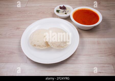 Gâteau de riz indien au curry de lentilles. Petit déjeuner indien du sud. Idali sambar Banque D'Images