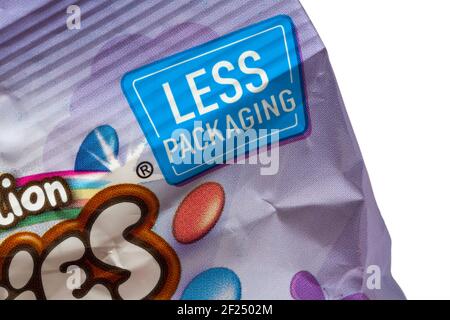 Moins d'emballage - détail sur le paquet de Smartes Unicorn Edition Mini œufs de Nestlé Banque D'Images