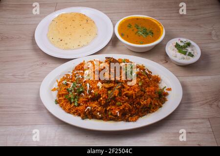 Pulav de légumes indiens ou biryani, fait de riz basmati, servi dans un bol en terre cuite. Attention sélective Banque D'Images