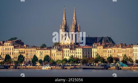 Vue sur la Garonne vers l'église de St Martial Banque D'Images