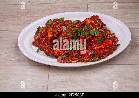 Paneer Chilis est un plat indien, paneer cubes avec tomates, oignons, ciboules, sauce Chili. Servi sur fond de bois rustique, concentré sélectif Banque D'Images